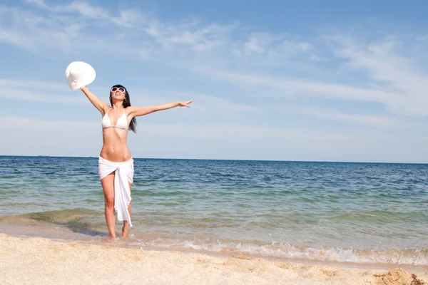 해변에서 젊은 패션 여자 — 스톡 사진