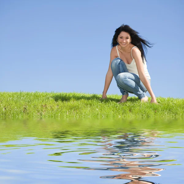 緑の芝生の上の残りの幸せな若い女 — ストック写真