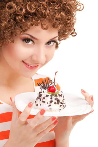 Divertente donna mangiare la torta su sfondo bianco — Foto Stock