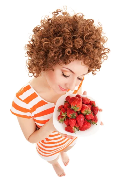 Mujer divertida con fresa en el fondo blanco — Foto de Stock