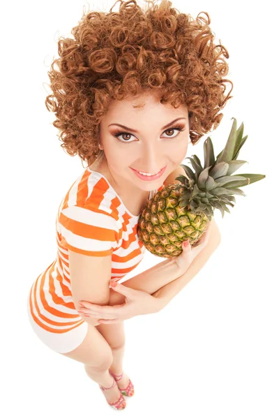 Divertente donna con ananas sullo sfondo bianco — Foto Stock