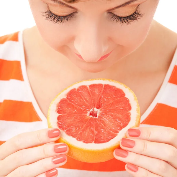 Hübsche Frau mit Orange auf weißem Hintergrund — Stockfoto