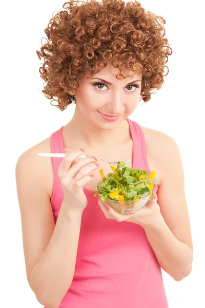 Mujer divertida comiendo la ensalada en el fondo blanco —  Fotos de Stock