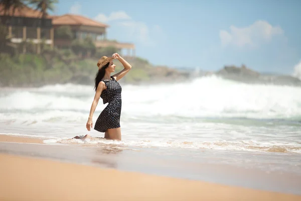 Модная женщина на пляже — стоковое фото