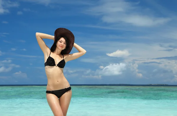 Glückliche Modefrau am Strand — Stockfoto