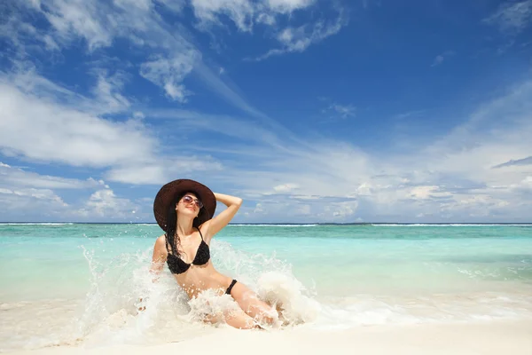 Mulher de moda feliz na praia — Fotografia de Stock