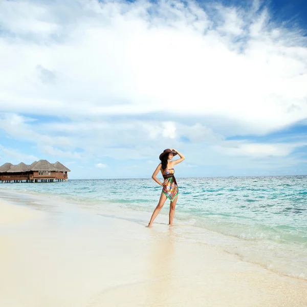 Femme tranquille sur la plage tropicale avec bungalows — Photo