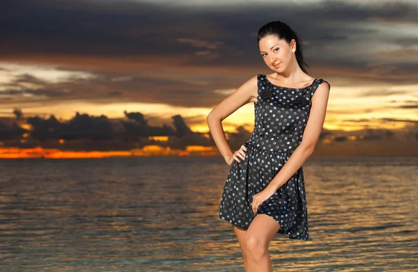 Moda donna sul mare tramonto sfondo — Foto Stock