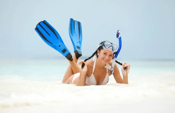 Šťastná žena s vybavení na šnorchlování na pláži — Stock fotografie