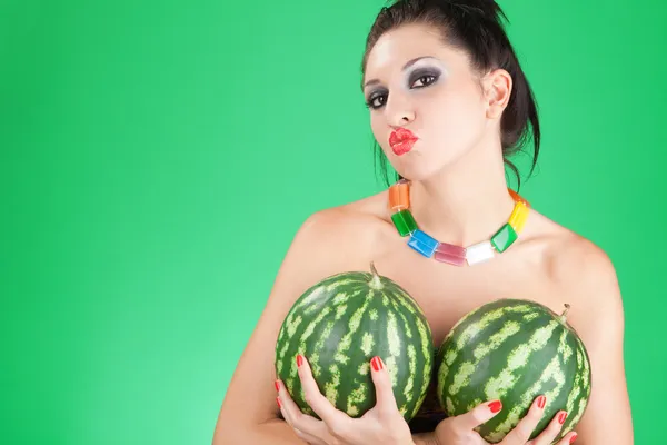 Lustige Frau mit Wassermelonen auf dem grünen Hintergrund — Stockfoto