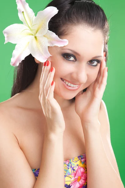 Mujer joven con flor de lirio en el fondo verde —  Fotos de Stock