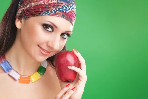 Мода женщина с красным яблоком на зеленом фоне — стоковое фото