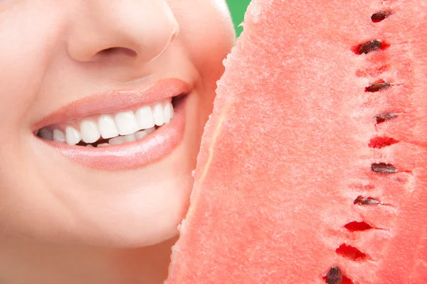 健康的牙齿和红西瓜 — 图库照片