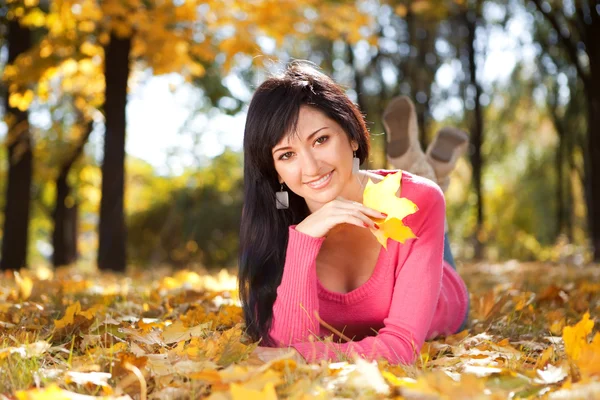 Joven mujer bonita descanso en el parque de otoño —  Fotos de Stock