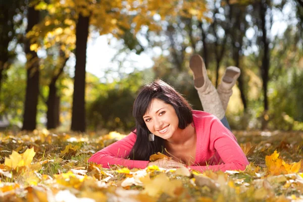 Ung smuk kvinde hvile i efteråret park - Stock-foto