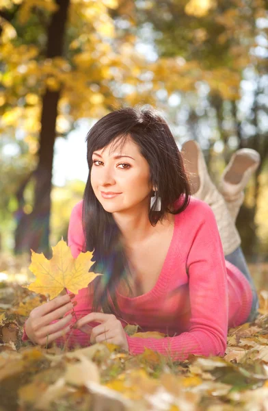 年轻漂亮的女人在秋天公园休息 — 图库照片