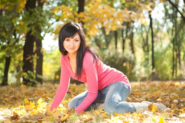 Junge hübsche Frau im herbstlichen Park — Stockfoto