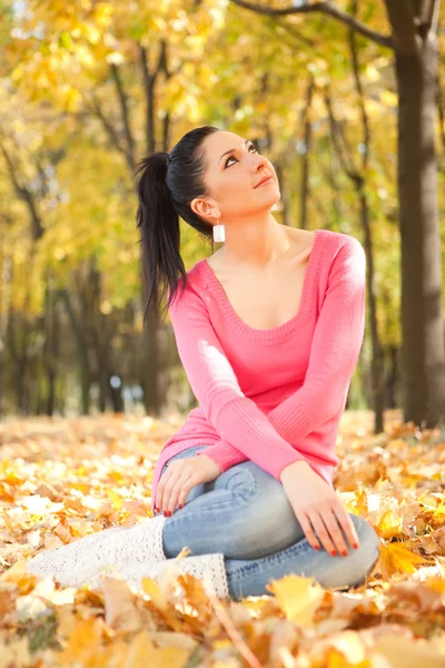 Jovem mulher bonita descansar no parque de outono — Fotografia de Stock