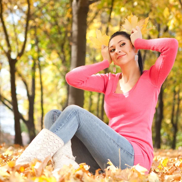 Young pretty woman in the autumn park — Stock Photo, Image