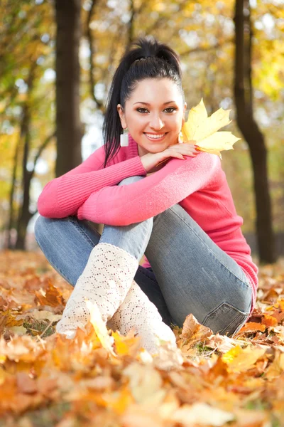 Молодая красивая женщина в осеннем парке — стоковое фото