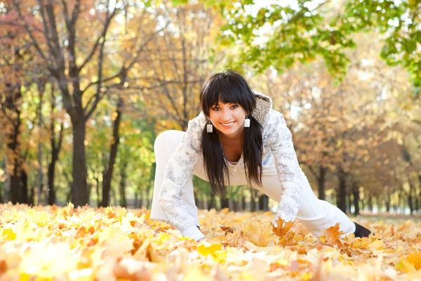 做瑜伽练习在秋天公园里的漂亮女人 — 图库照片