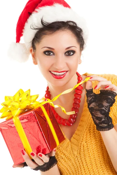 Веселая Санта-женщина с рождественским подарком — стоковое фото