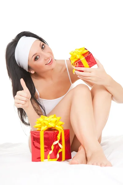 Carino donna con scatola regalo vacanza — Foto Stock