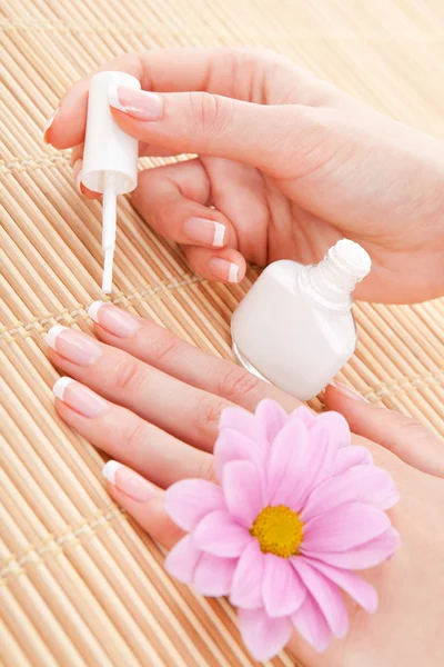 El cuidado de uñas de mujer hermosa — Foto de Stock