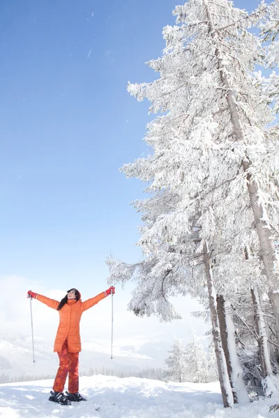 Glad tjej med ski i vinterlandskapet — Stockfoto