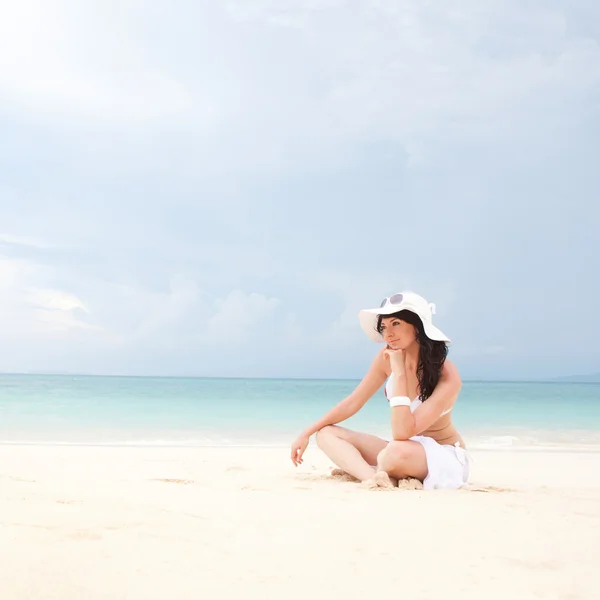 Jeune femme de mode sur la plage — Photo