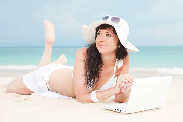 夏季海滩上的白色笔记本电脑的可爱女人 — 图库照片
