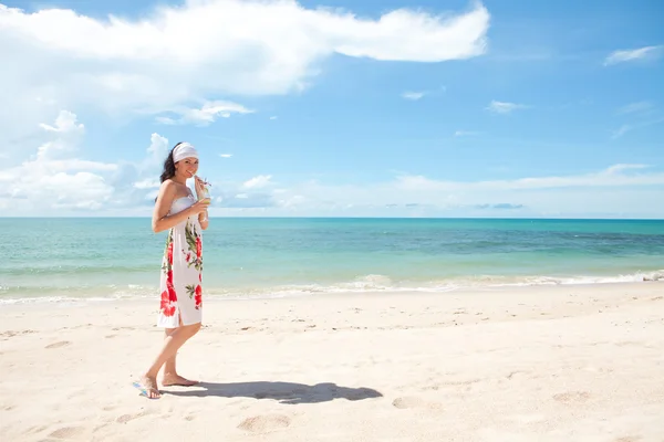 Молодая женщина моды на пляже — стоковое фото
