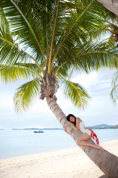 Sexy vrouw op het strand — Stockfoto