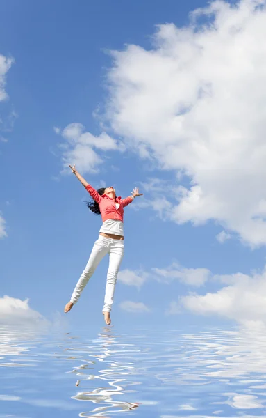 かなり若い女性の水の上をジャンプ — ストック写真