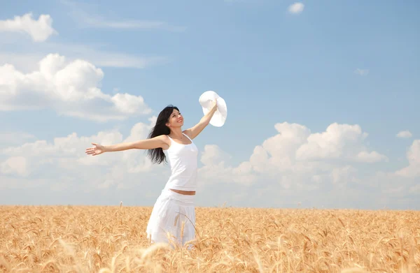 Mujer feliz en trigo dorado —  Fotos de Stock