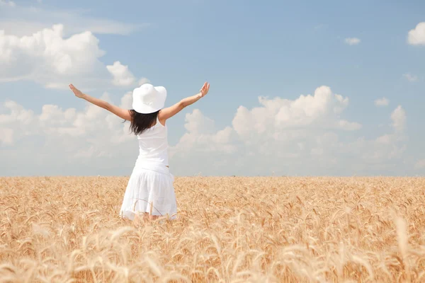 Щаслива жінка в золотій пшениці — стокове фото