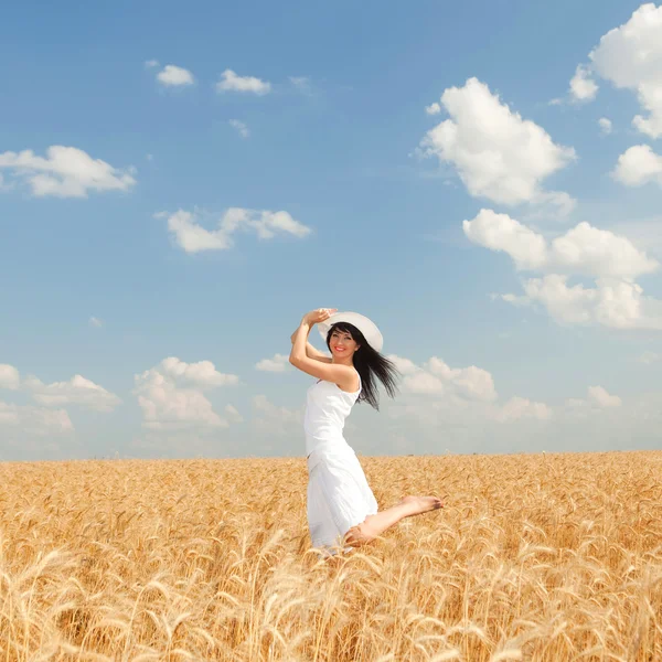 Niedliche Frau in goldenem Weizen — Stockfoto