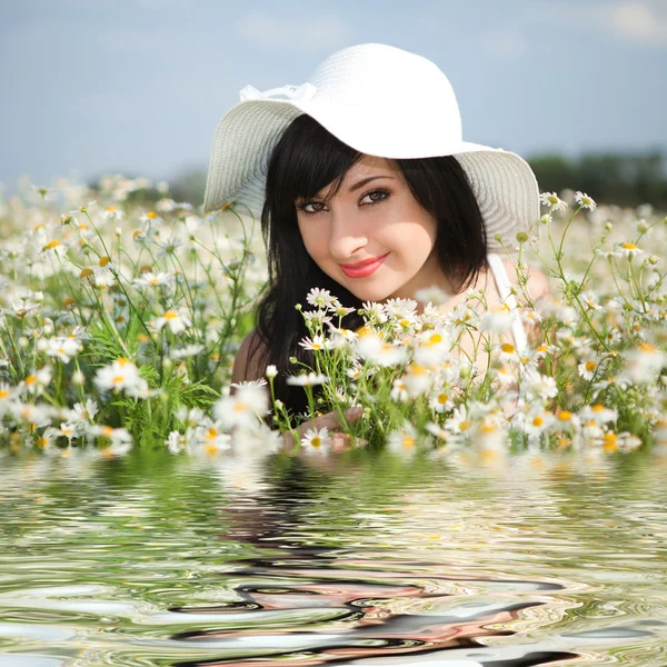 Young happy girl in the camomile field — Stock Photo, Image