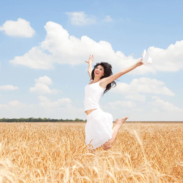 황금 밀에서 점프 하는 행복 한 여자 — 스톡 사진