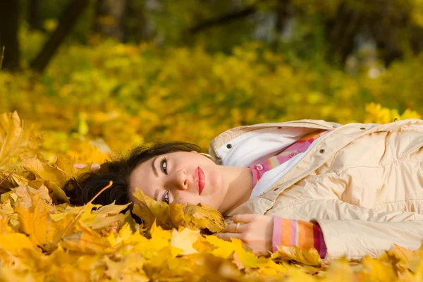 Jeune jolie femme sur la feuille d'automne — Photo