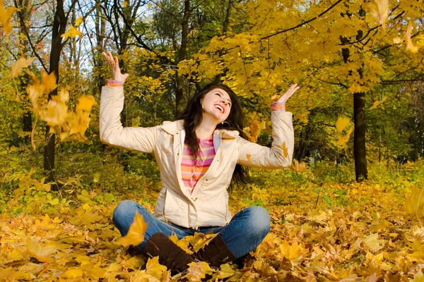 Young pretty woman on the autumn leaf — Stock Photo, Image