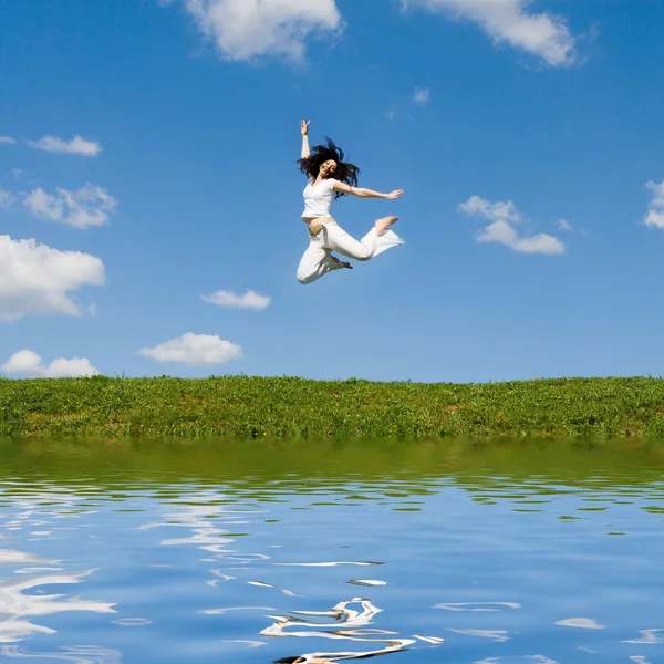 Wanita muda yang bahagia melompat — Stok Foto
