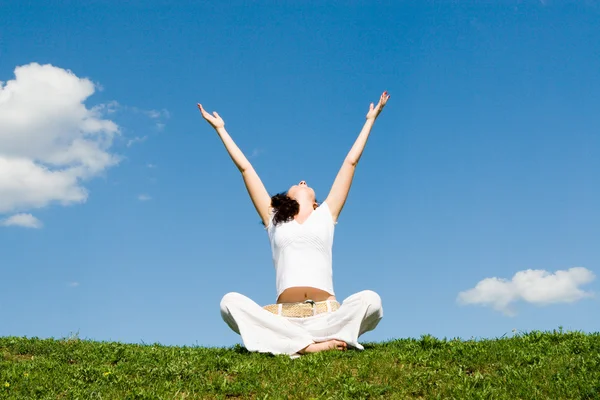 La hermosa niña meditación en hierba verde —  Fotos de Stock