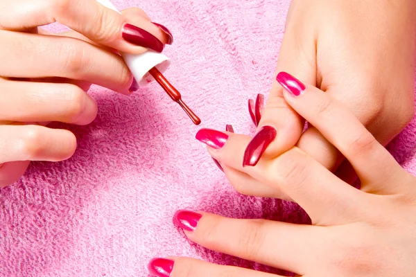 Młoda kobieta z zrobić piękne długie paznokcie manicure — Zdjęcie stockowe