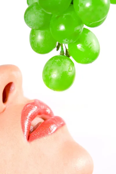Bella giovane donna che mangia un'uva — Foto Stock