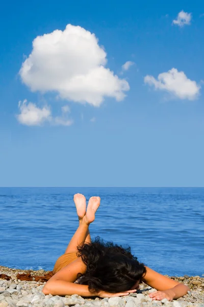 Jonge vrouw rust op het strand — Stockfoto