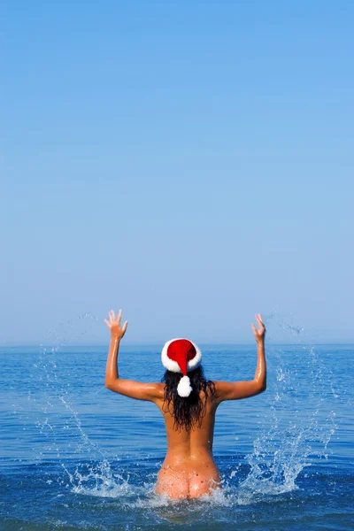 Junge sexy Weihnachtsmann Mädchen im Meer — Stockfoto