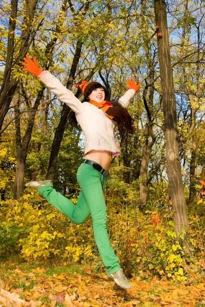 Jonge mooie vrouw in de herfst park — Stockfoto