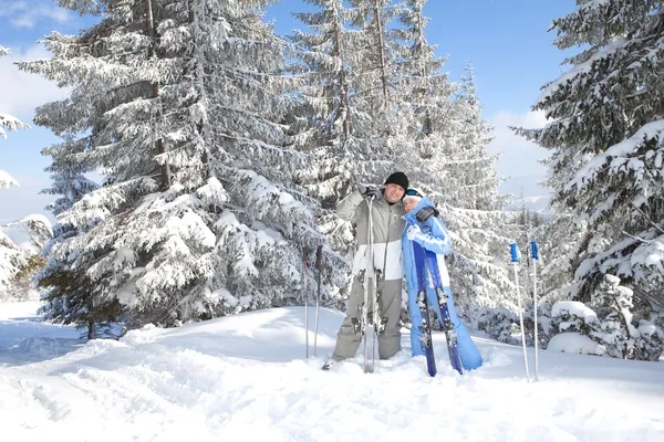 Happy couple with ski in the winter landscape — Stock Photo, Image