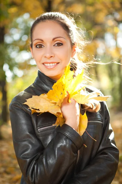 Nuori kaunis nainen syksyllä puistossa — kuvapankkivalokuva